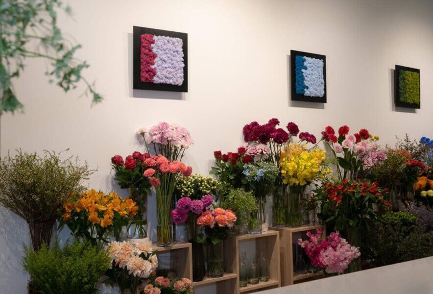 チャージがお花 映えスポットでいっぱいの店内写真を公開 印象派モネ をイメージした15ｍ 2ｍ巨大ウォールアートと約2 000本の生花アートダイニング バー Mone 3月4日新宿3丁目にオープン 空き家リノバニュース アキヤリノバニュース Akiyarenova News